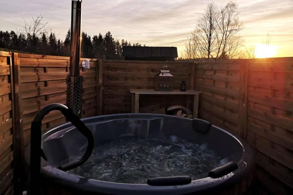 Ruhig Gelegene, Top Moderne Ferienwohnung - Hot Tub Und Sauna Gegen Aufpreis Neuhaus an Der Eger Екстериор снимка